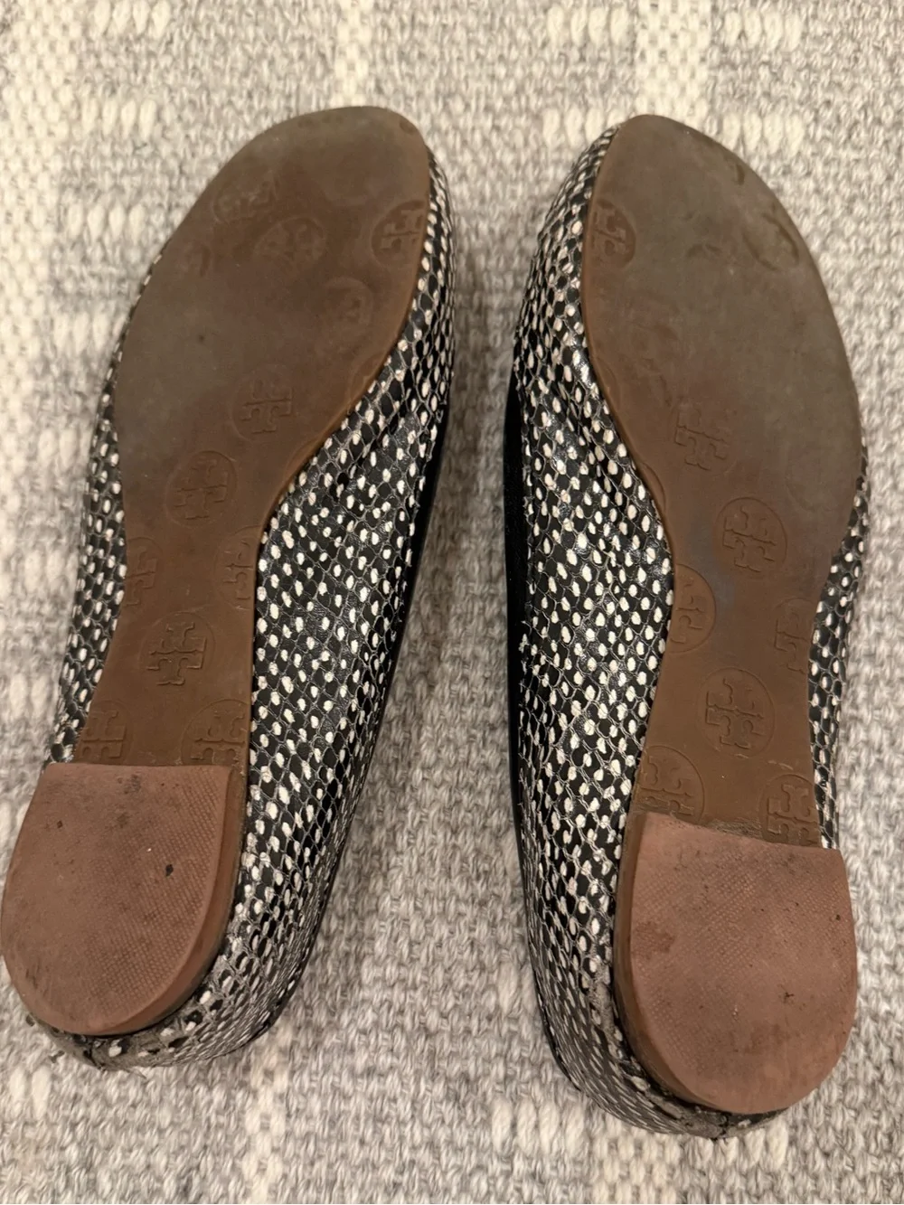 Tory Burch Size 6 Black Snakeskin-Print Logo Round-Toe Ballet Flats